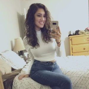 Meet your Posher, Yesenia